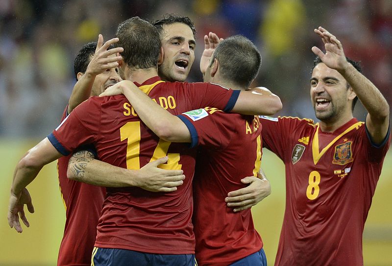 Los jugadores de la selección española celebran abrazados el gol de Soldado (2-0) contra Uruguay
