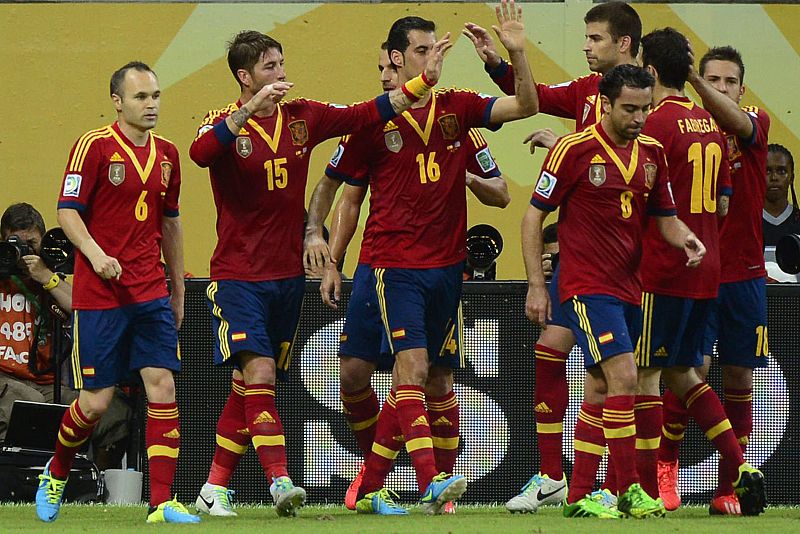 Los jugadores de la selección celebran el primer tanto, anotado por Pedro (1-0)