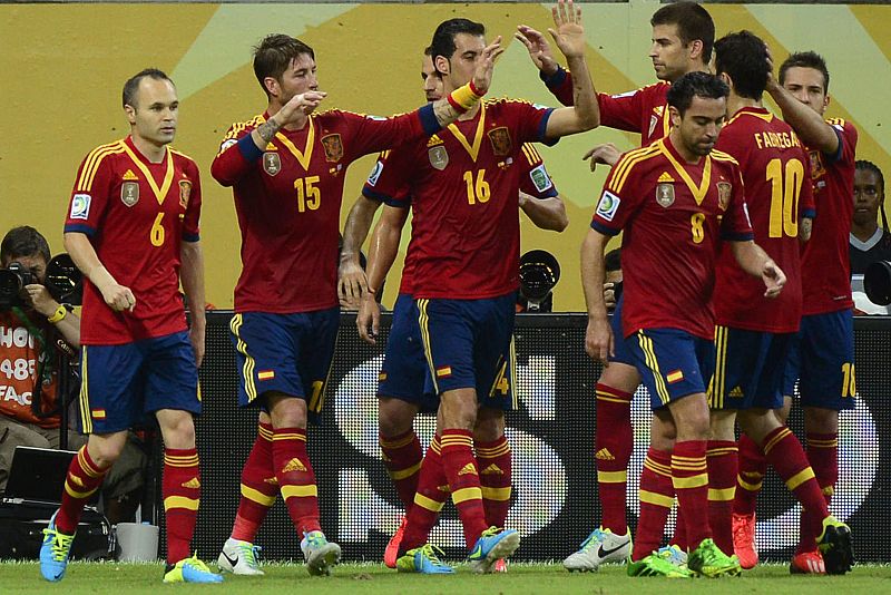 Los jugadores de la selección celebran el primer tanto, anotado por Pedro (1-0)