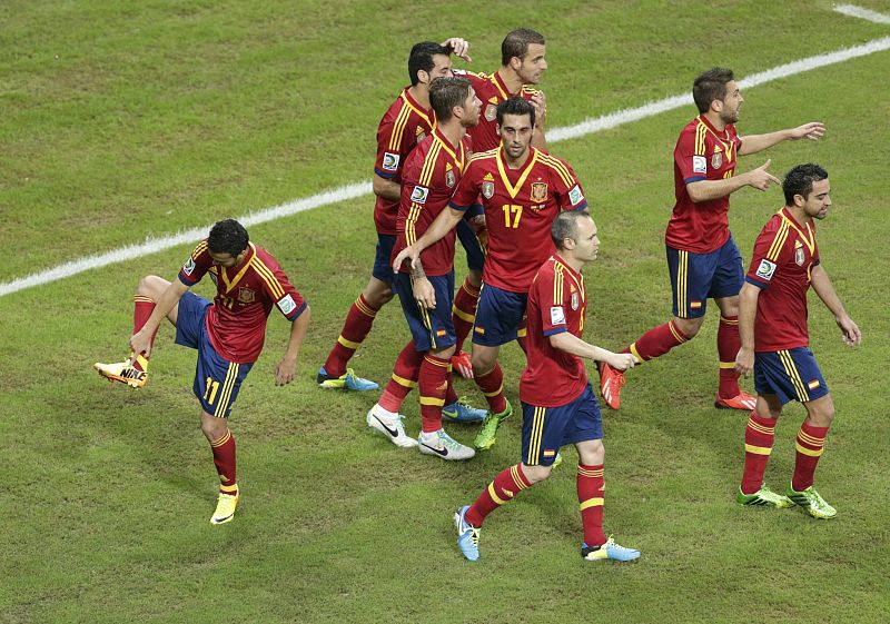 Pedro celebra su gol a Uruguay (1-0) señalándose la bota derecha