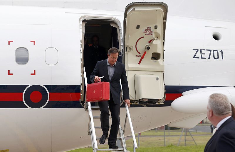 El primer ministro británico, David Cameron, llega a Belfast para la reunión del G-8