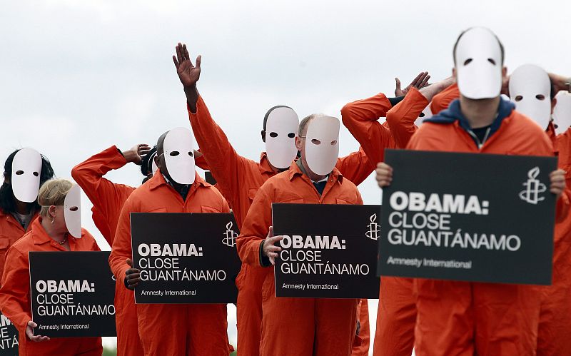 Activistas de Amnistía Internacional protestan por la existencia de la cárcel de Guantánamo, en Belfastof the Waterfront Hall in Belfast