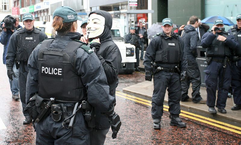 Miles de policías vigilan Belfast y el hotel turístico donde tiene lugar la reunión del G-8