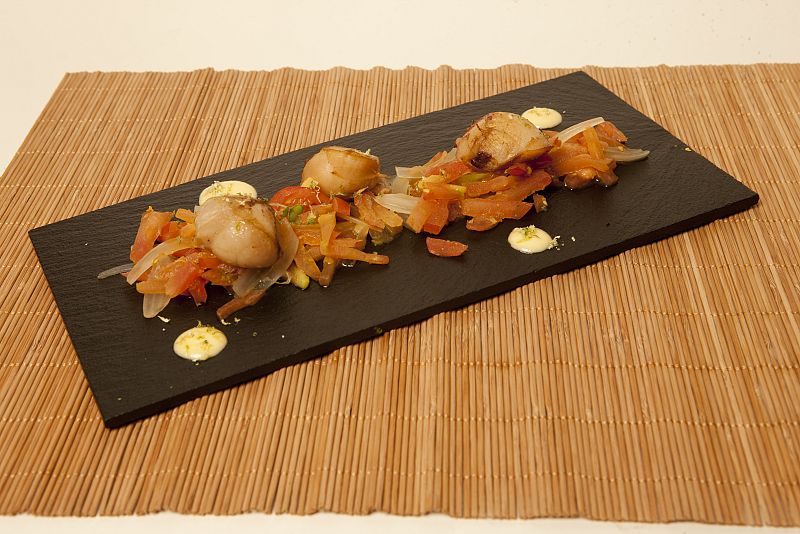 MasterChef - Vieira a la plancha con tomate y cebolla a la naranja