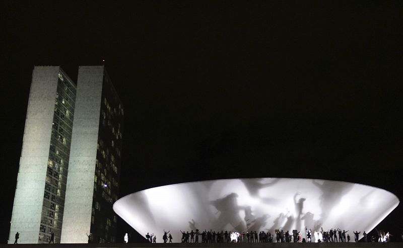 Un grupo de manifestantes sube a los tejados de las Asamblea Nacional en Brasilia durante las protestas contra el Gobierno, la violencia policial y la subida de precios en el transporte