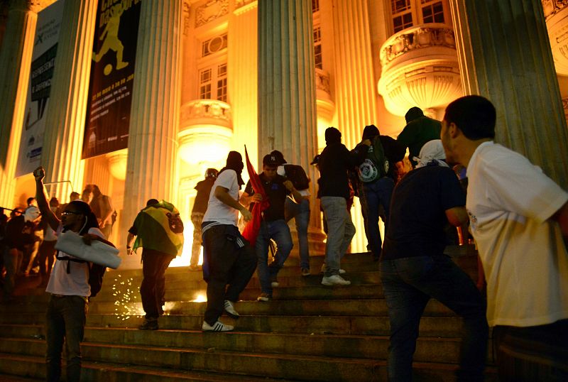 Un grupo de manifestantes en las puertas del teatro municipal de Rio de Janeiro durante las protestas que se han extendido por todo el país