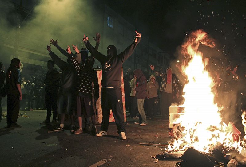 Manifestantes desafían a la Policía junto a una hoguera en Porto Alegre, una de las grandes ciudades de Brasil donde se han extendido las protestas