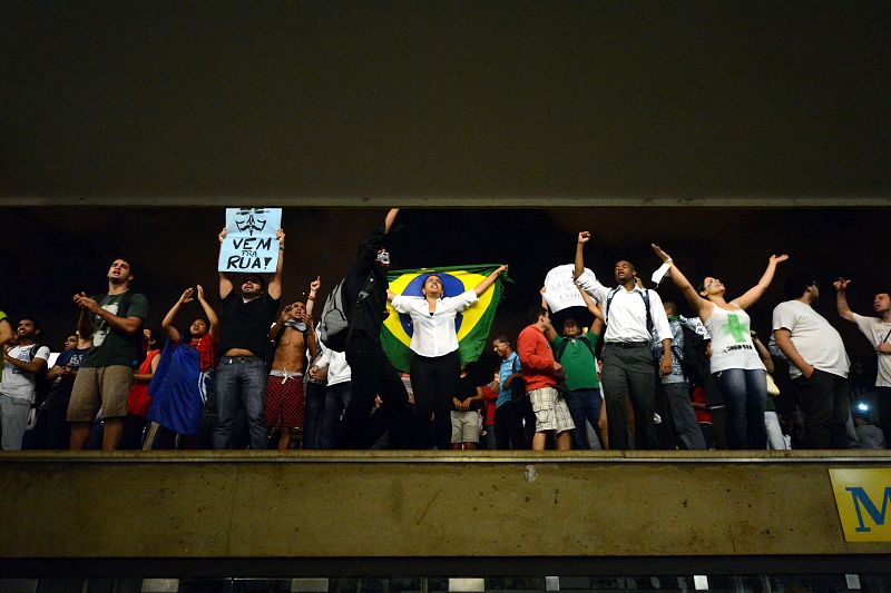 Algunos grupos de estudiantes han conseguido, finalmente, tomar los tejados del Congreso Nacional en Brasilia durante las protestas contra el Gobierno, la corrupción y la violencia policial