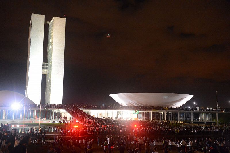 Decenas de miles de estudiantes han tomado el Congreso Nacional en la capital de Brasil como protesta contra el multimillonario gasto de la Copa Confederaciones y la gestión del Gobierno