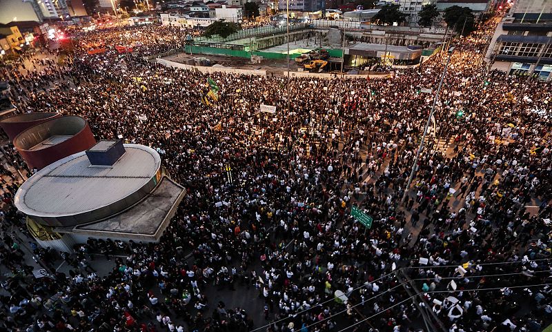 Miles de personas protestan en Sao Paulo, Brasil, contra las subidas en los precios del transporte público, así como la gestión del Gobierno de Dilma Rousseff