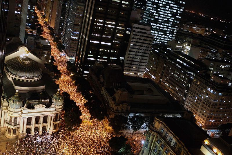 Vista aérea de la manifestación que ha concentrado este lunes a centenares de miles de personas en Rio de Janeiro, Brasil