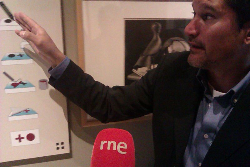 El director del museo Escher in het Paleis, Marcel Westerdiep, acompaña a 'Nómadas' en una visita guiada exclusiva