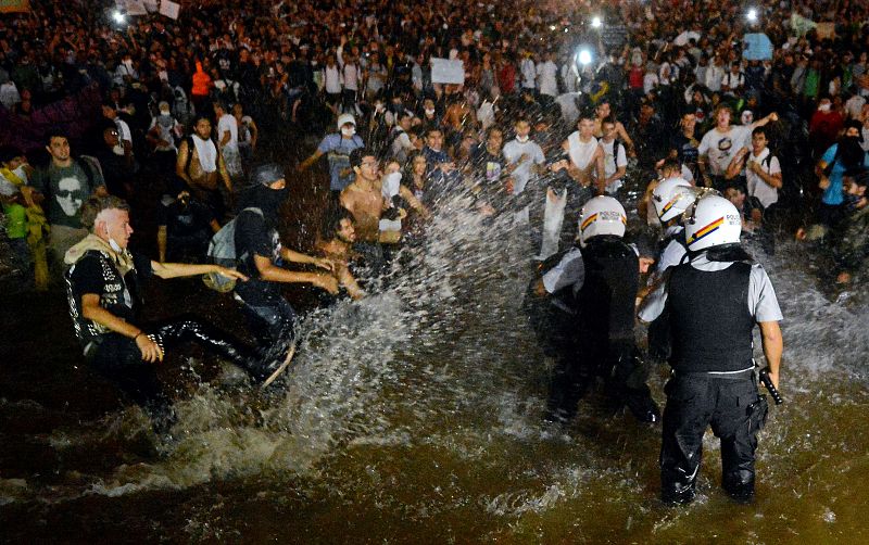 La Policía detiene a estudiantes en Brasilia