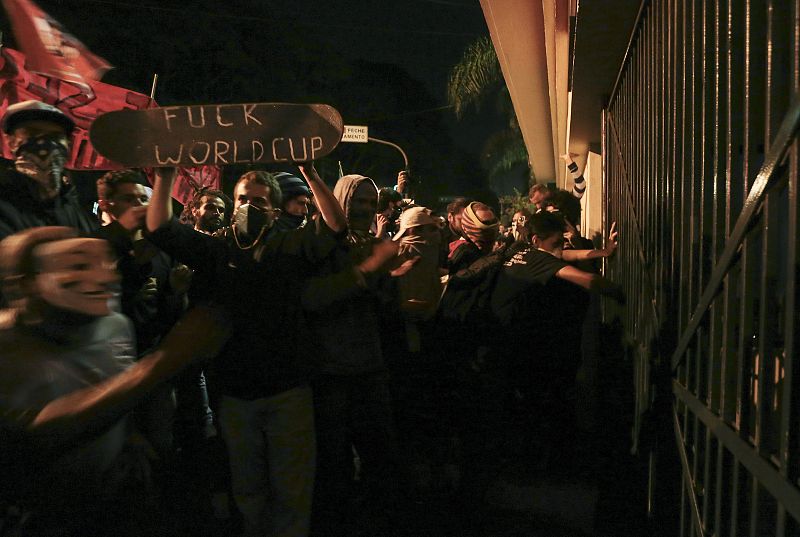 Estudiantes ante la asamblea estatal en Sao Paulo. En el cartel, el lema: "Que se joda la Copa del Mundo"