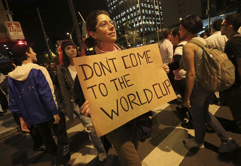 Una manifestante en Sao Paulo con un cartel en el que se lee: "No vengan a la Copa del Mundo"