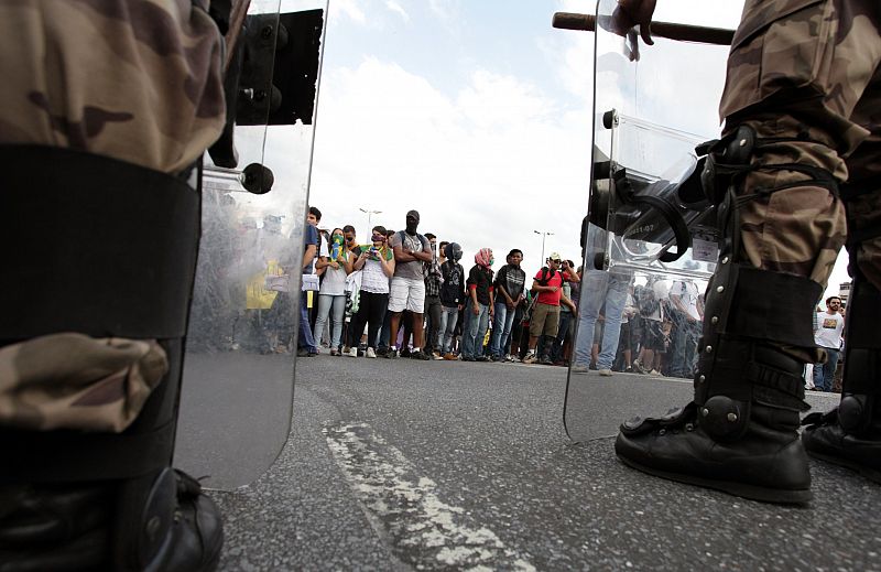 Manifestantes ante la Policía en Belo Horizonte