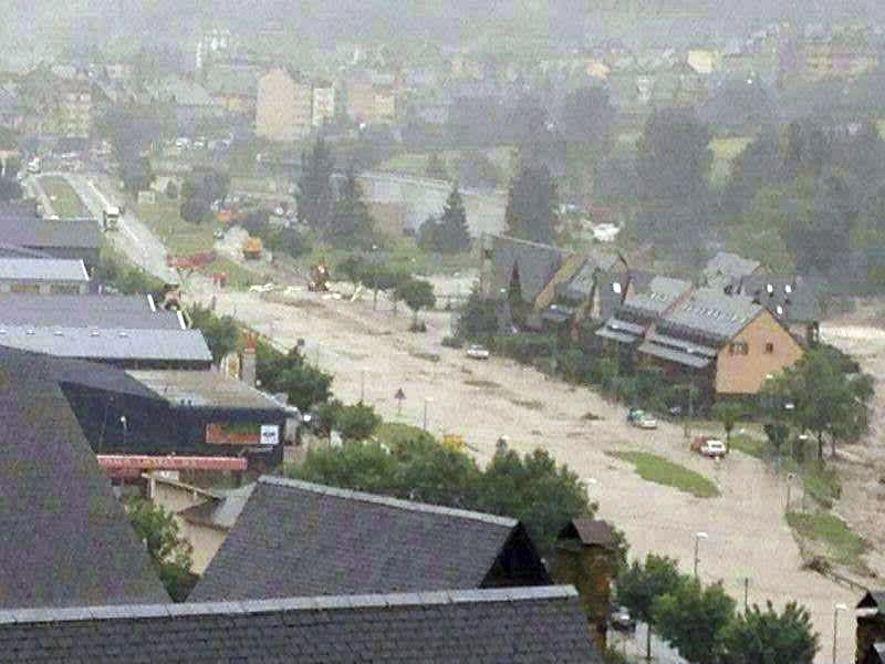 La lluvia y lac recida de ríos afecta al menos a nueve municipios del Pirineo de Lleida.