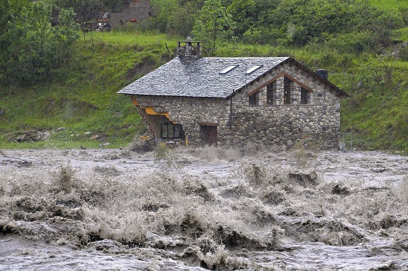 El desbordamiento del río Ésera en el Valle de Benasque, en el Pirineo de Huesca, ha llevado a los servicios de Protección Civil a ordenar el desalojo de decenas de vecinos de las poblaciones de la zona.