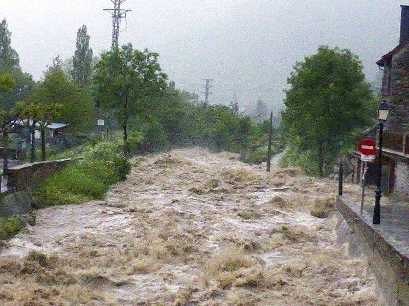 Así bajaba el río Garona este martes 18 de junio a su paso por Vielha, localidad leridana, a causa del deshielo y las intensas lluvias en el Pirineo.