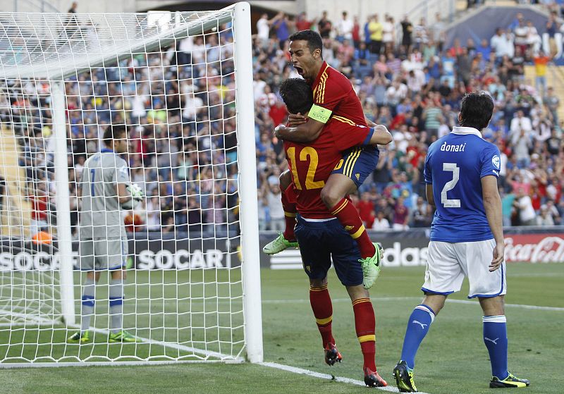 Thiago Alcántara celebra con Morata el primer gol del partido.