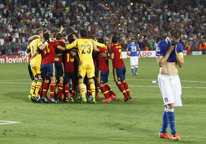 Los jugadores de España celebran la victoria ante el desconsuelo de los italianos.