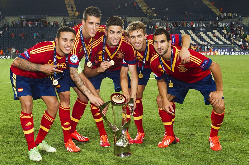 Los jugadores del Barça posan juntos con el trofeo.