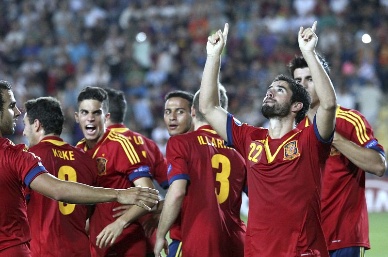 Isco señala al cielo tras marcar de penalti el 4-1 en la final.