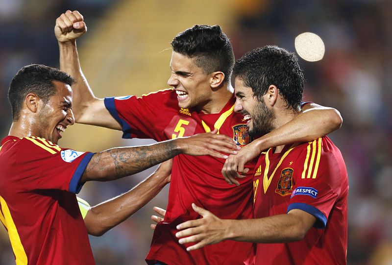 Isco celebra con Bartra y Thiago el cuarto gol de España.