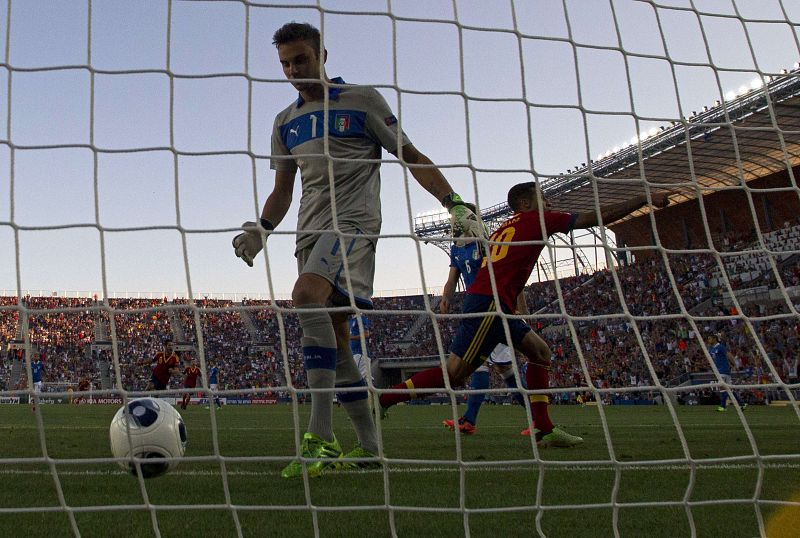 El portero italiano, Francesco Bardi, recoge el balón de las mallas en el minutos seis.