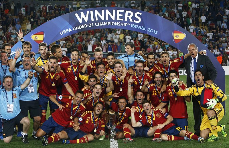 El equipo español posa con la copa de campeones.