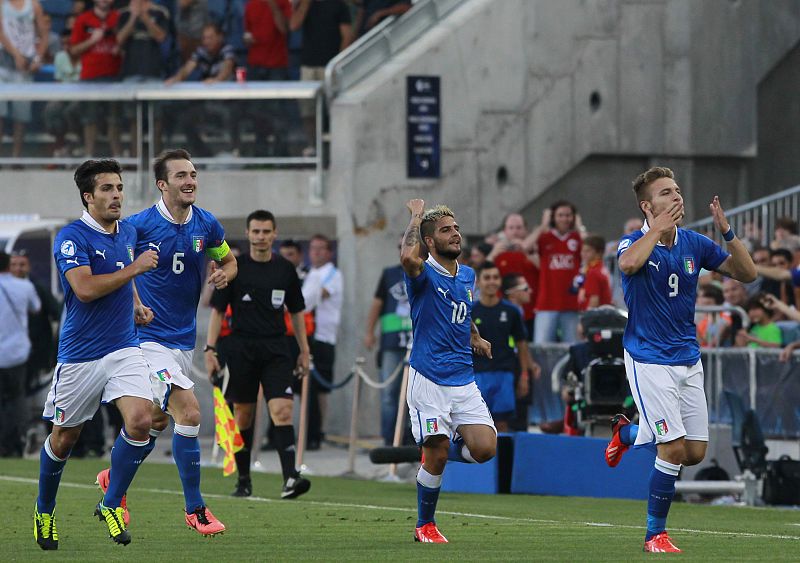El delantero italiano Immobile celebra el gol del empate.