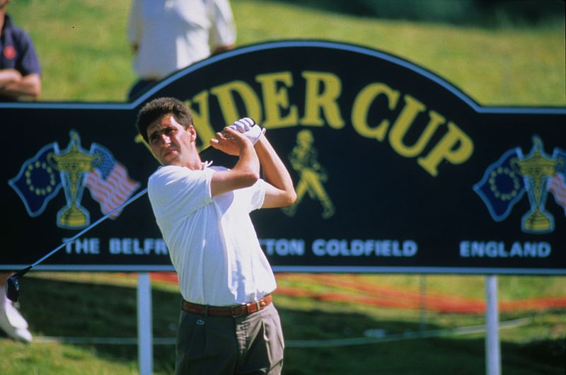 José María Olazabal sujetando un palo de golf a su espalda tras haber realizado un golpe