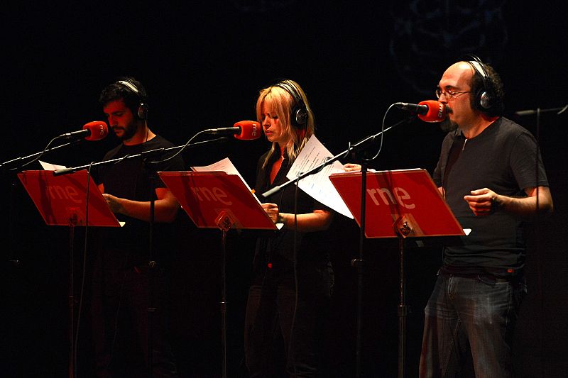 Fran Perea, Lluvia Rojo y Juan Suárez en un momento de la representación de 'Un mundo feliz' en La Casa Encendida de Madrid.