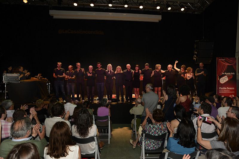 El equipo de la adaptación radiofónica de 'Un mundo feliz' tras la representación en La Casa Encendida de Madrid.