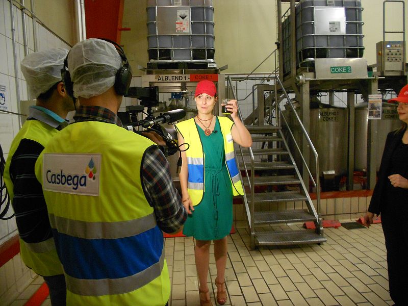 Marga explicando detalles del jarabe de Coca Cola