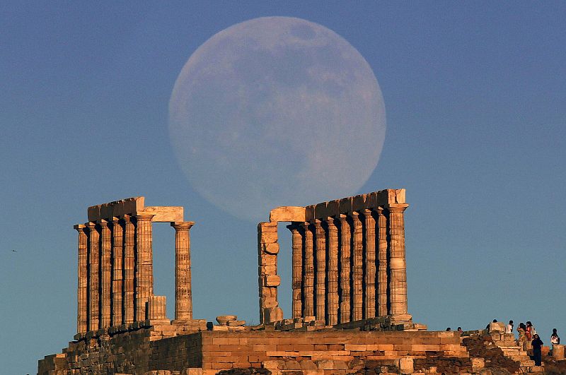 La superluna sobre el templo de Poseidón, en Atenas