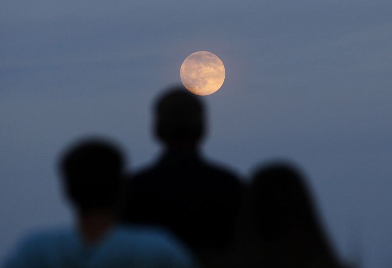 La gente admira la superluna en New Jersey