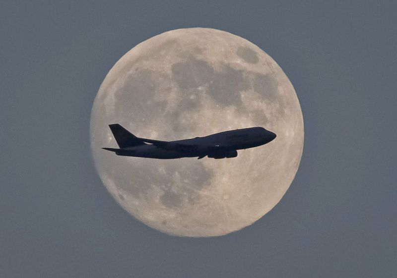 Un Jumbo silueteado sobre la superluna