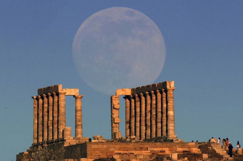 La superluna sobre el templo de Poseidón, en Atenas