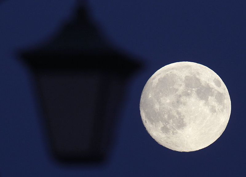 La superluna se recorta contra una farola de San Petersburgo