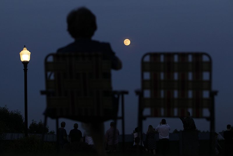 Una mujer contempla la Luna desde Eagle Rock Reservation, New Jersey