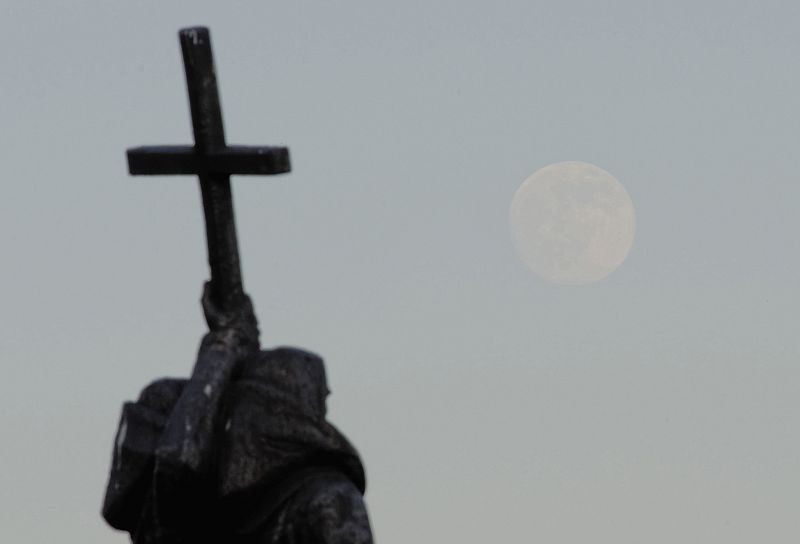 La superluna se eleva por encima del templo de San Cirilo y San Metodio, en Vladivostok