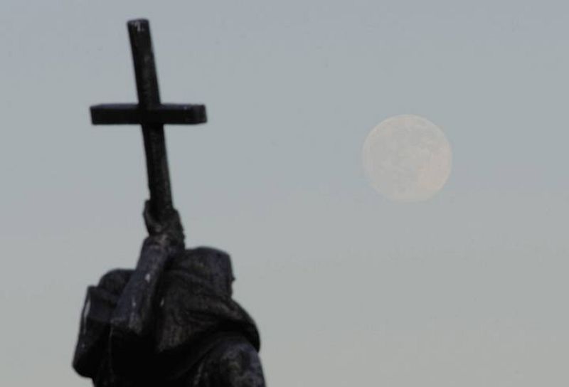 La superluna se eleva por encima del templo de San Cirilo y San Metodio, en Vladivostok