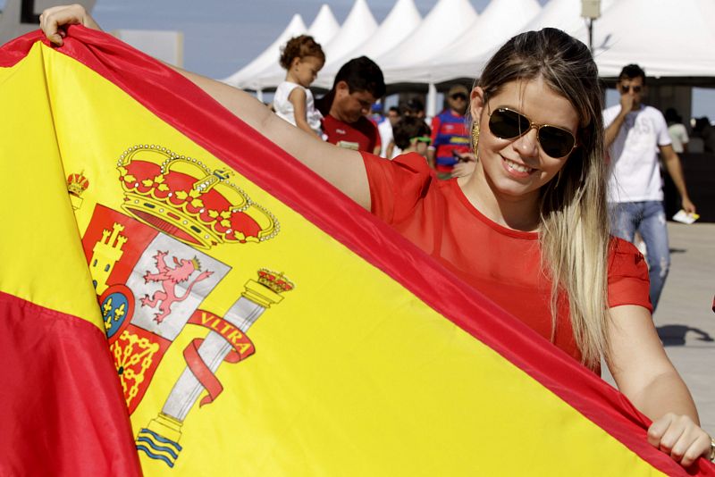 Una hincha posa con la bandera de España.