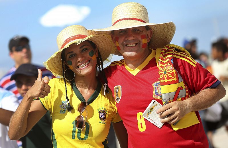 un aficionado de España y una de Brasil posan en las inmediaciones del estadio Castelão, en Fortaleza (Brasil).