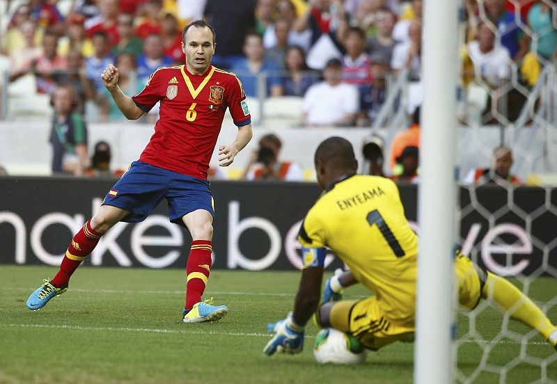 El portero de Nigeria Vincent Enyeama detiene un disparo de Andrés Iniesta.