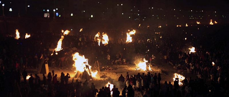 Cientos de hogueras encendidas en las playas de Riazor y El Orzán, en A Coruña