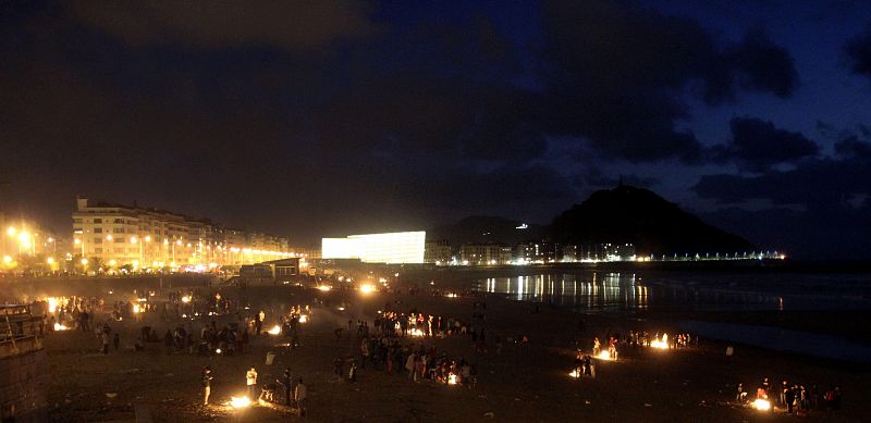 Vista de las hogueras en la playa de La Zurriola de San Sebastián