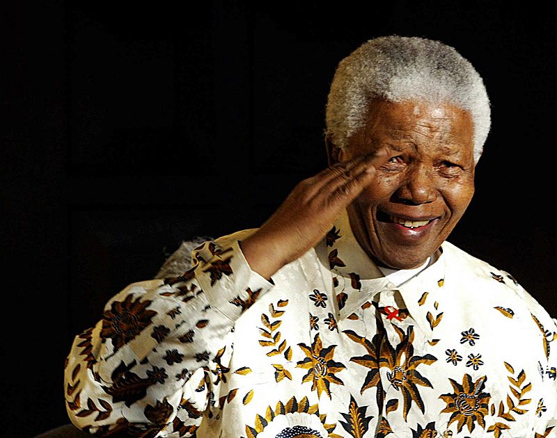 El 18 de Julio de 2003, Mandela saludaba agradecido a los servicios sanitarios militares sudafricanos mientras su banda musical tocaba una ganga compuesta especialmente para el 85 cumpleaños de exmandatario.