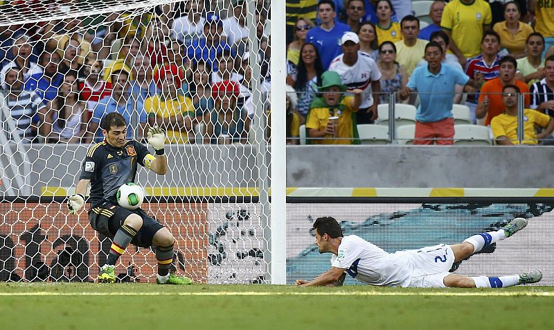 Casillas salva a su equipo en el mano a mano con Maggio.